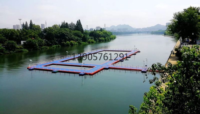 水上泳池